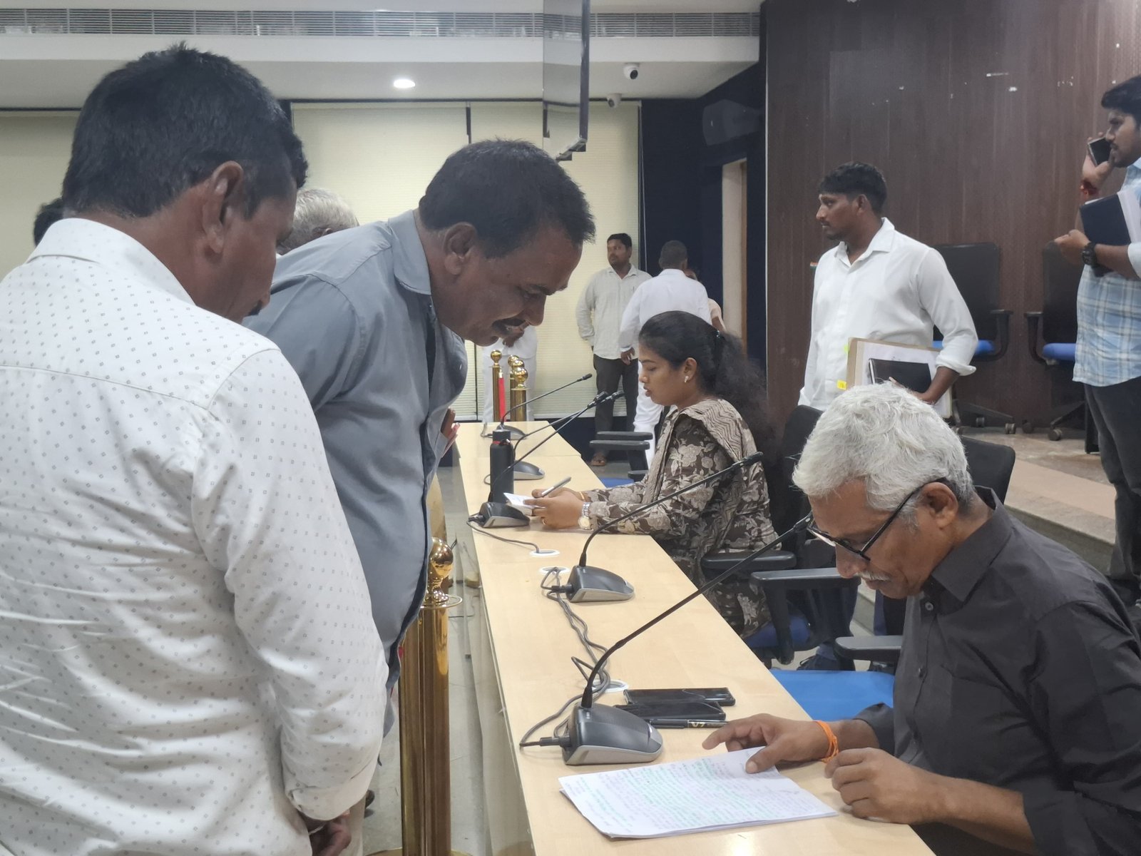 ప్రజావాణి దరఖాస్తులు త్వరితగతిన పరిష్కరించాలి... స్థానిక సంస్థల అదనపు కలెక్టర్ డాక్టర్ శ్రీజ 
